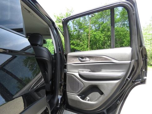 Used 2023 Jeep Grand Cherokee Limited AWD/4WD image 15