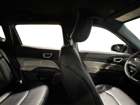 Used 2025 Jeep Compass Limited image 42