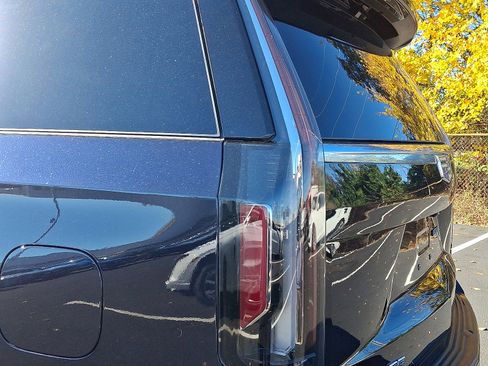 Used 2023 Cadillac Escalade ESV Premium Luxury image 11