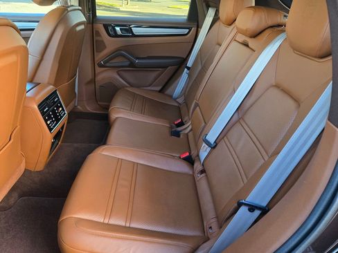 Used 2023 Porsche Cayenne Platinum Edition w/ Premium Package Plus (PIA) image 18