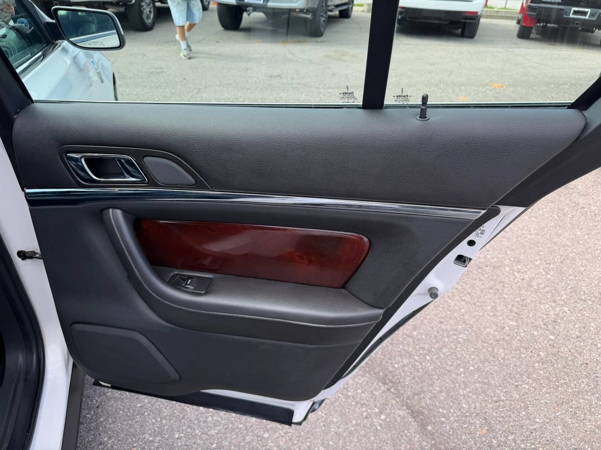 Used 2013 Lincoln MKS AWD image 28