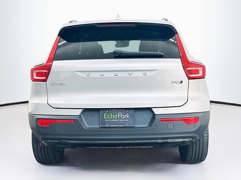 Used 2024 Volvo XC40 B5 Core w/ Climate Package image 7