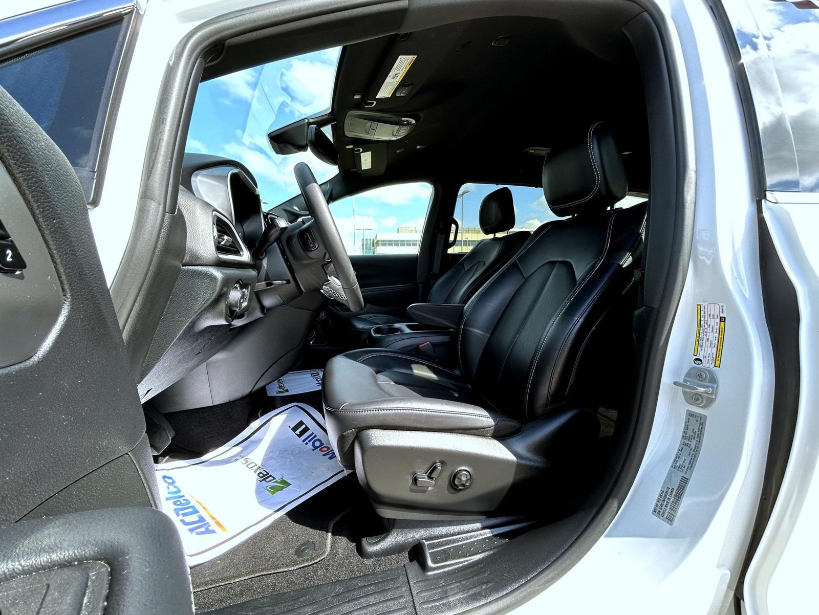 Used 2025 Chrysler Pacifica Select FWD image 10