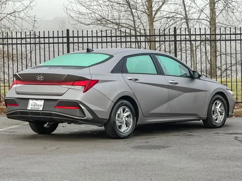Used 2024 Hyundai Elantra SE image 3
