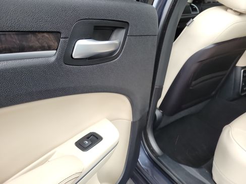 Used 2019 Chrysler 300 Limited RWD image 13