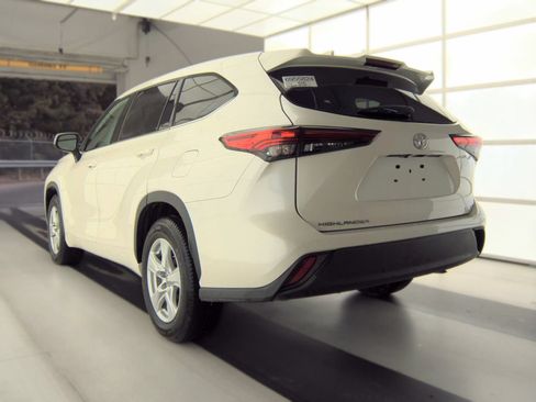 Used 2021 Toyota Highlander LE FWD image 6