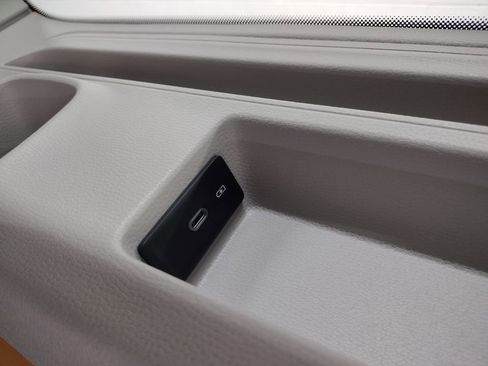 New 2025 Volkswagen ID. Buzz Pro S Plus image 17