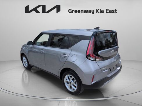 Used 2025 Kia Soul LX w/ LX Technology Package FWD image 8
