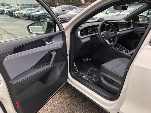 New 2026 Volkswagen Tiguan SE R-Line image 10