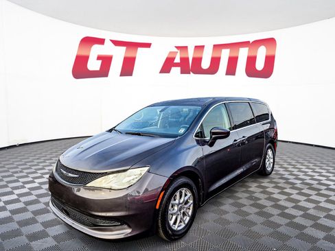 Used 2022 Chrysler Voyager LX image 3