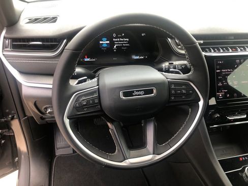 New 2025 Jeep Grand Cherokee Altitude image 17