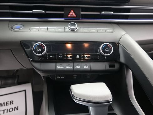 Used 2024 Hyundai Elantra SEL FWD image 13