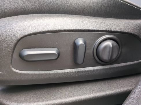 Used 2018 Chevrolet Equinox Premier FWD image 16