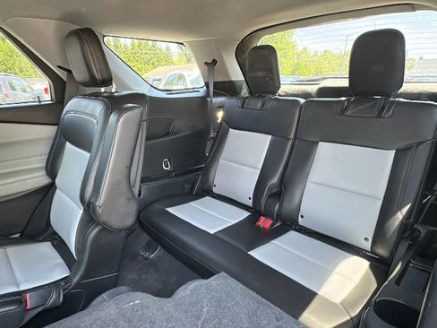 Used 2022 Ford Explorer XLT w/ Equipment Group 202A AWD/4WD image 15