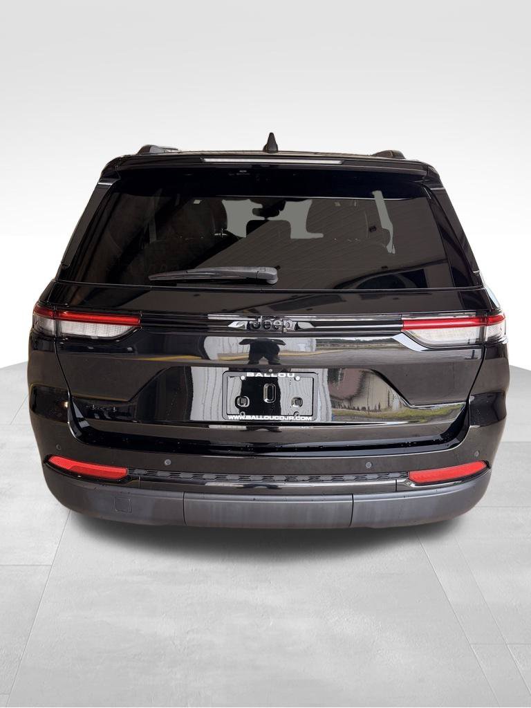 Used 2023 Jeep Grand Cherokee Altitude AWD/4WD image 4