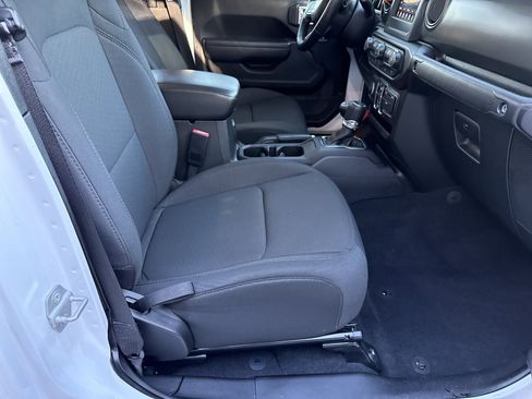 Used 2022 Jeep Gladiator Sport image 15