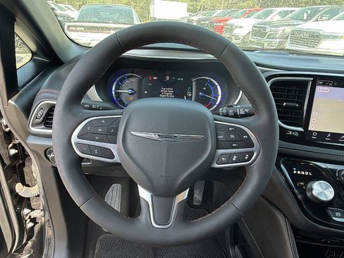 Used 2025 Chrysler Pacifica Pinnacle FWD image 28