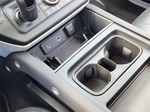 Used 2024 Land Rover Defender 90 S image 19