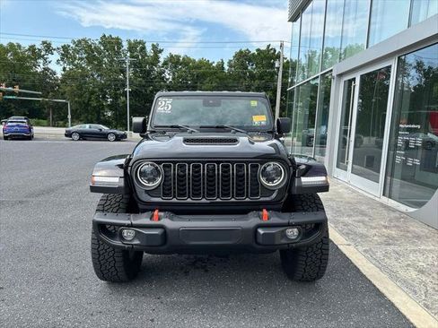 Used 2025 Jeep Gladiator Mojave AWD/4WD image 5