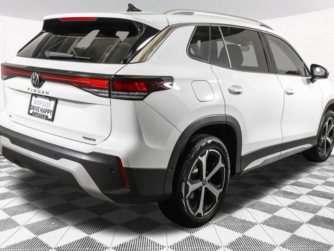 Used 2025 Volkswagen Tiguan SE image 13