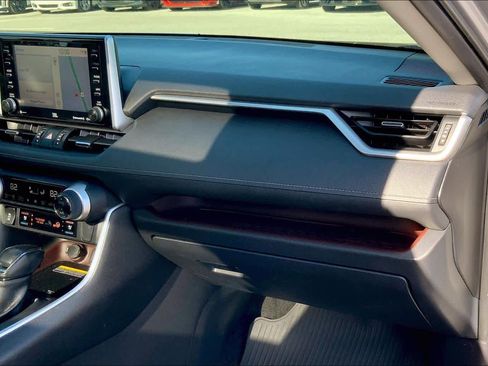 Used 2020 Toyota RAV4 Limited image 19