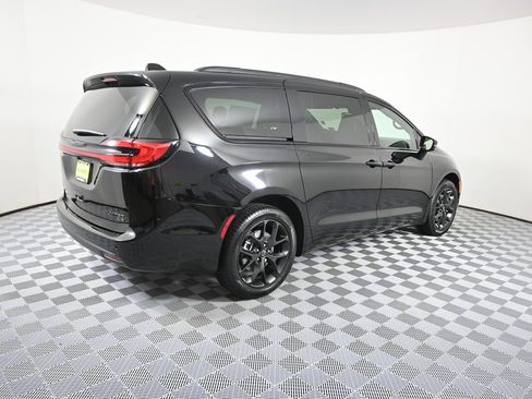 New 2026 Chrysler Pacifica Limited image 6