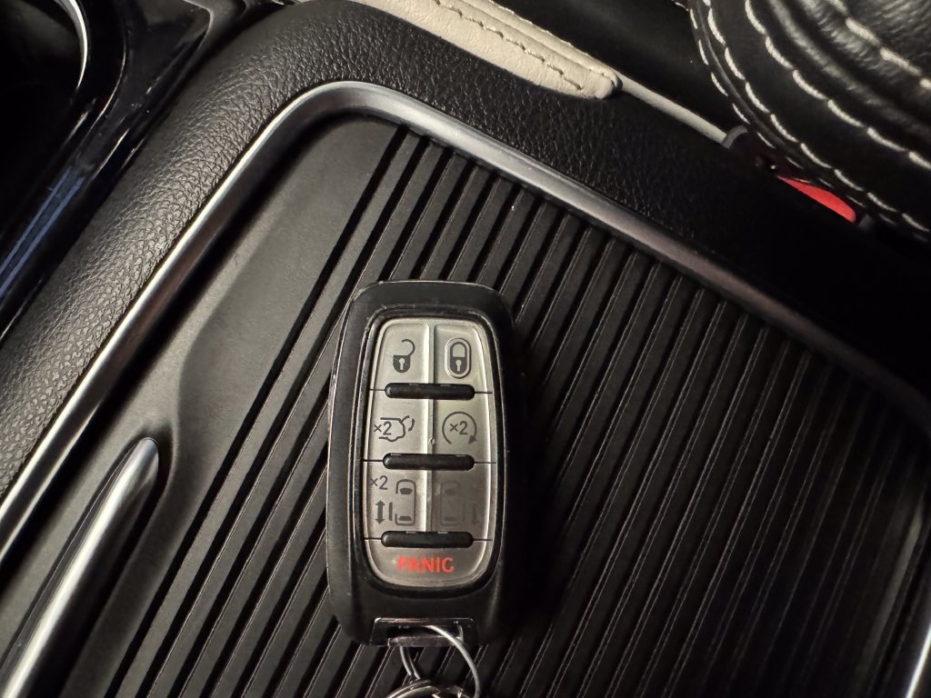 Used 2023 Chrysler Pacifica Limited FWD image 17