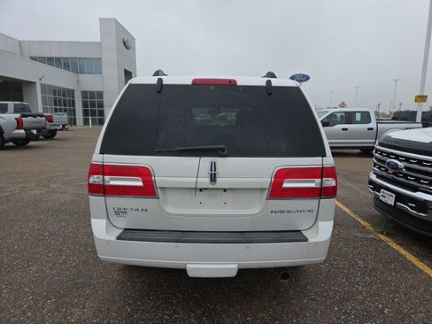 Used 2011 Lincoln Navigator 4WD image 4