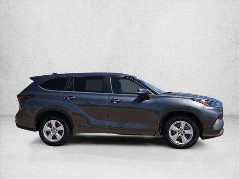 Used 2025 Toyota Highlander LE FWD image 4