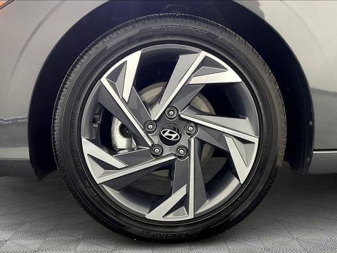 Certified 2025 Hyundai Elantra Sport image 31