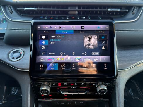 Used 2024 Jeep Grand Cherokee Overland w/ Luxury Tech Group IV image 17