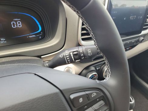 Certified 2025 Hyundai Venue SEL image 17