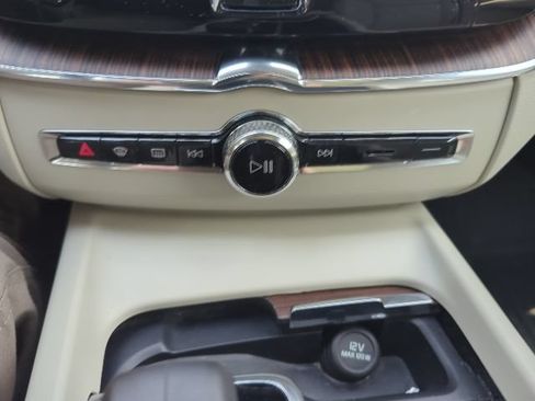 Used 2022 Volvo XC60 B5 Momentum w/ Climate Package FWD image 14