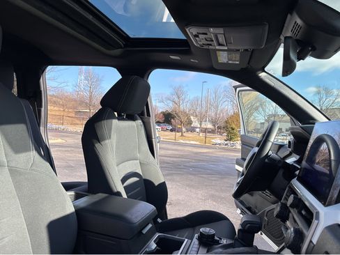 Used 2024 Toyota Tacoma TRD Off-Road image 28