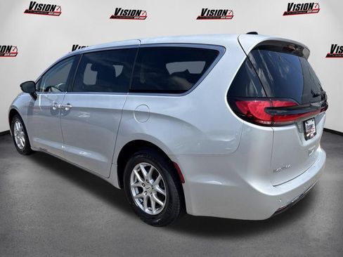 Used 2024 Chrysler Pacifica Touring-L FWD image 9