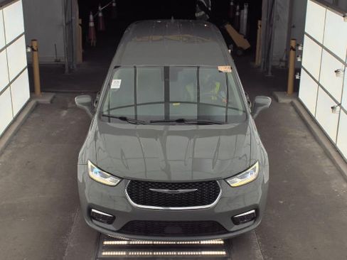 Used 2022 Chrysler Pacifica Touring-L w/ Uconnect Theater Family Group FWD image 7
