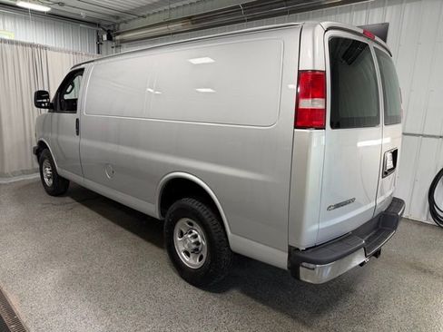 Used 2017 Chevrolet Express 2500 RWD image 6