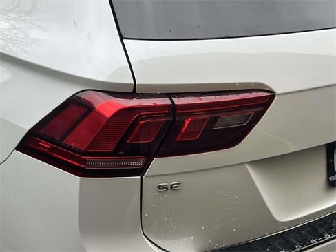 Certified 2022 Volkswagen Tiguan SE R-Line image 11
