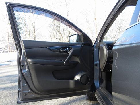 Used 2018 Nissan Rogue Sport SL image 9