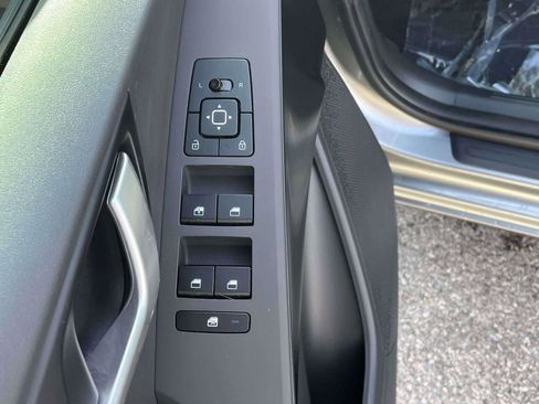 Certified 2025 Kia Niro LX image 14