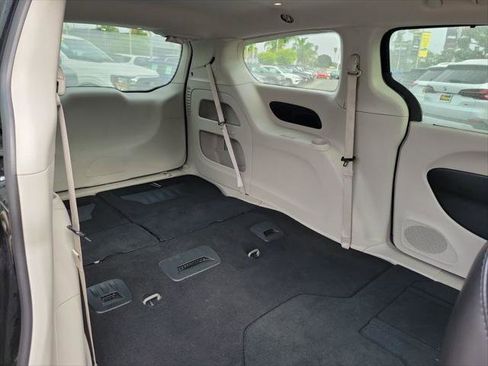 Certified 2024 Chrysler Pacifica Touring-L image 21