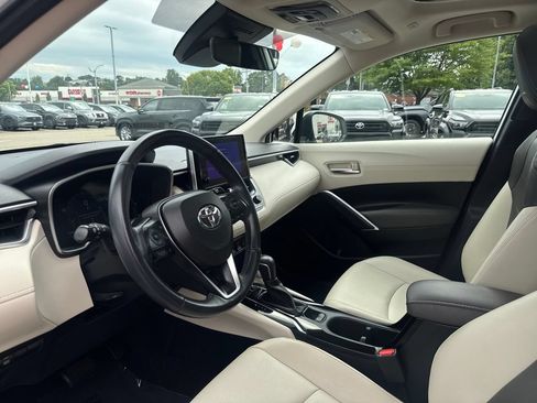 Used 2023 Toyota Corolla Cross XLE w/ Convenience Package AWD/4WD image 15