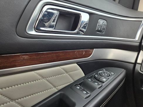 Used 2019 Ford Explorer Platinum AWD/4WD image 13