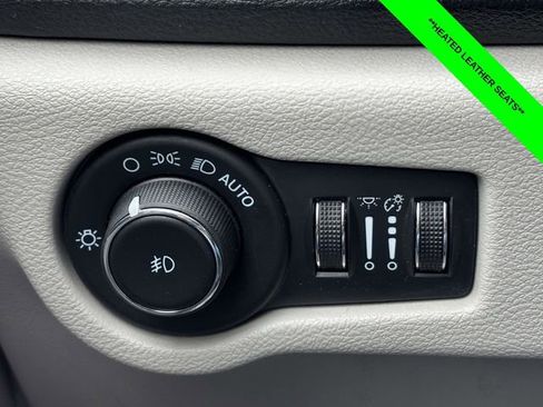 Used 2023 Chrysler Pacifica Limited FWD image 12