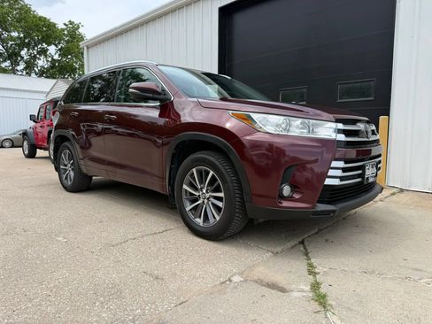 Used 2017 Toyota Highlander XLE AWD/4WD image 2