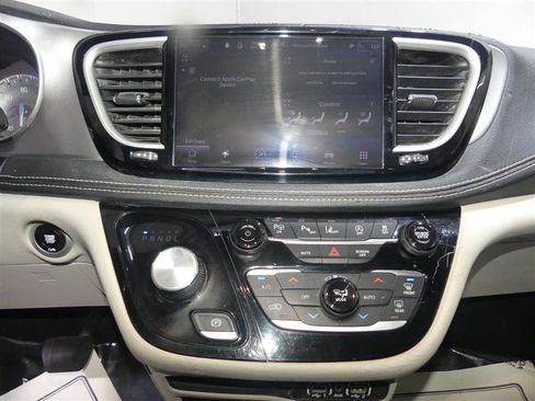 Used 2023 Chrysler Pacifica Touring-L FWD image 36