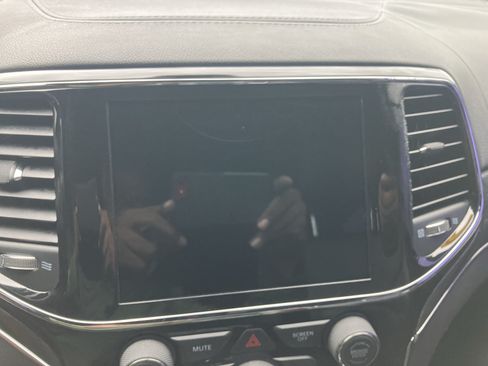Used 2019 Jeep Grand Cherokee Overland AWD/4WD image 23
