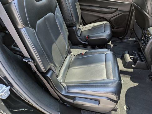 Used 2023 Jeep Grand Cherokee L Limited w/ Luxury Tech Group II AWD/4WD image 29