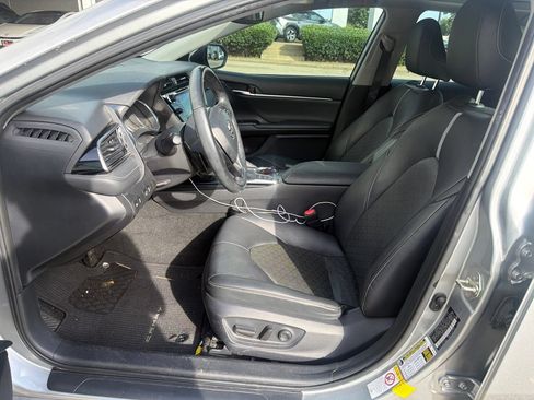 Used 2019 Toyota Camry XSE FWD image 5
