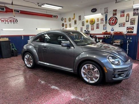Used 2018 Volkswagen Beetle 2.0T SE FWD image 4